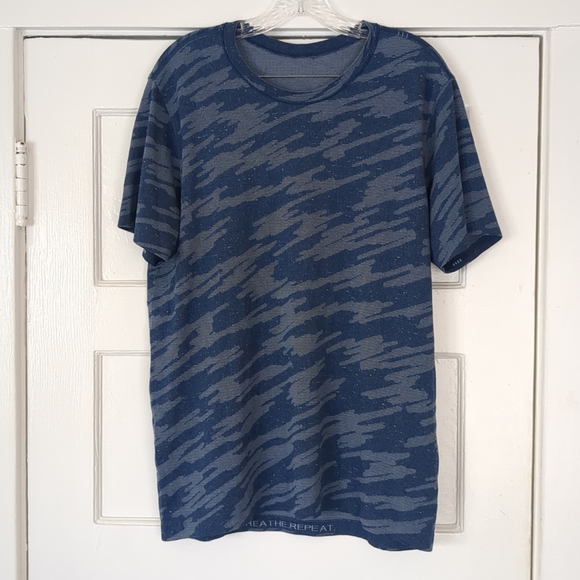 lululemon athletica Other - LULULEMON Metal Vent Breathe Shirt Mens Large Blue Short Sleeve Camo Active